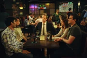 Als Ted (Josh Radnor, l.) mit einer wichtigen Entscheidung, die sich auf seine Zukunft mit Zoey auswirken könnte, konfrontiert wird, teilen ihm seine Freunde Marshall (Jason Segel, r.), Barney (Neil Patrick Harris, M.), Lily (Alyson Hannigan, 2.v.r.) und Robin (Cobie Smulders, 2.v.l.) ihre echte Meinung über sie mit ...