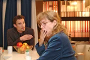 Richard (Karim Köster, l.) beobachtet, wie das Mittel, das er in das Getränk von Lisa (Alexandra Neldel, r.) gemischt hat, allmählich zu wirken beginnt.