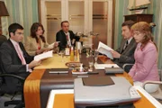 Bei der Besprechung zeigt sich Lisa (Alexandra Neldel, r.) vor Mariella (Bianca Hein, 2.v.l.), Hugo (Hubertus Regout, M.) und Richard (Karim Köster, 2.v.r.) skeptisch gegenüber Davids (Mathis Künzler, l.) Vorschlag, ein Parfum auf den Markt zu bringen.