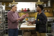 Arthur (Judd Hirsch, l.); Franco (Jermaine Fowler, r.)