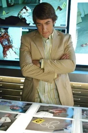 Ein zurückliegender Fall muss neu aufgerollt werden. Ryan Wolfe (Jonathan Togo) muss bei der neuerlichen Beweisführung komplett ohne DNA-Spuren auskommen, was die Arbeit erheblich erschwert ...