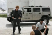 Miami wird von den Mala Noche heimgesucht, einer skrupellosen Bande von Verbrechern aus Nicaragua. Lt. Horatio Caine (David Caruso, l.) und sein Team sagen ihnen den Kampf an ...