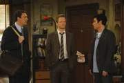 Ted (Josh Radnor, r.) ist entsetzt, als er feststellen muss, dass er von Marshall (Jason Segel, l.) und Barney (Neil Patrick Harris, M.) seit Wochen belogen wurde ...