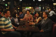 Versuchen Robin (Cobie Smulders, 2.v.r.) ein Geheimnis zu entlocken: Ted (Josh Radnor, M.), Marshall (Jason Segel, l.), Barney (Neil Patrick Harris, r.) und Lily (Alyson Hannigan, 2.v.l.) ....