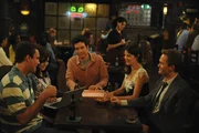 Wollen unbedingt das Geheimnis von Robin (Cobie Smulders, 2.v.r.) lüften: Ted (Josh Radnor, M.), Marshall (Jason Segel, l.), Barney (Neil Patrick Harris, r.) und Lily (Alyson Hannigan, 2.v.l.) ...