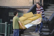 Rückblende: Marshall (Jason Segel, r.) erinnert sich daran zurück, wie er gemeinsam mit Ted (Josh Radnor, l.) eine Couch entsorgt hat ...