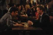 Ted (Josh Radnor, l.) gibt Barney (Neil Patrick Harris, r.) einen Robin-Grundkurs ...