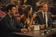 Während Barney (Neil Patrick Harris, r.) merkt, dass er sich in Robin (Cobie Smulders, M.) verliebt hat, muss Ted (Josh Radnor, l.) feststellen, dass Stella noch nie "Star Wars" gesehen hat ...