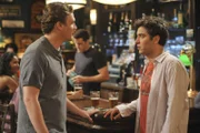 Als Marshall (Jason Segel, l.) von Ted (Josh Radnor, r.) erfährt, dass Stella noch nie "Star Wars" gesehen hat ist er völlig fertig. Als sie beiden sich daraufhin noch mal den Film ansehen, wird auch Ted klar, dass dies ein wichtiger Aspekt in seinem Leben ist ...