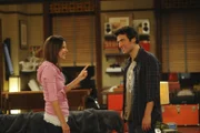 Seit Robin (Cobie Smulders, l.) und Ted (Josh Radnor, r.) zusammen leben, streiten sie sich am laufenden Band. Um den Streitigkeiten aus dem Weg zu gehen, beschließen sie "Freunde mit Extras" zu werden und schlafen seitdem bei jeder Gelegenheit miteinander, was Barney alles andere als freut ...