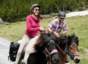 Iris Hauschild führt Nik auf den Isländern durchs Val Mora im Val Müstair.