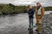 Mitchell Partridge, der Skye Ghillie, mit einer Kundin beim Fliegenfischen