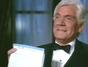 Im Kreise seiner Freunde gibt der Millionär Henry Reynard (Gene Barry) seinen letzten Willen bekannt.