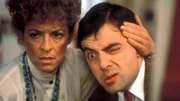Mr. Bean (Rowan Atkinson) fühlt sich zurück in seine Schulzeit versetzt. Li.: Darstellerin unbekannt.
