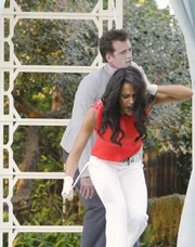 Dr. Tara Price (Megalyn Echikunwoke) untersucht den Leichnam des Erhängten Roger Lansing (Bruce Thomas). Plützlich droht der Pavillon, in dem der Tote gefunden wurde, unter dem Gewicht des Leichnams einzustürzen.