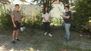 Leo (l.) und Gloria mit Basenji-Schäferhund-Mix "Henry" und Trainer Marcel Wunderlich
