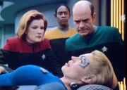 Captain Janeway (Kate Mulgrew, l.), Tuvok (Tim Russ, M.) und der Doktor (Robert Picardo, r.) sind ratlos. "Seven of Nine" (Jeri Lynn Ryan, vorne) ist von multiplen Persönlichkeiten befallen...