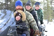Elovie, Kaleb, Brittany und Gilbert Rowland auf einem Schneemobil. (National Geographic/Mike Fennell)