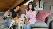 Trainerin Ellen Marques (l.), Lisa-Marie mit Mischling "Amora".