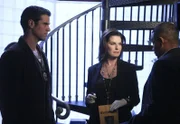 Im Fall des tot aufgefundenen Spaniers liegt die Zuständigkeit eindeutig bei den New Yorker Ermittlern - (v.l.) Det. Don Flack (Eddie Cahill), Det. Danville (Sela Ward) und Dr. Sheldon Hawkes (Hill Harper). Doch ihre Nachforschungen werden scheinbar absichtlich erschwert, denn ständig müssen sie sich mit der starren Bürokratie in Barcelona auseinandersetzten.