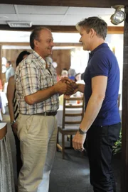 Gordon Ramsay (r.)