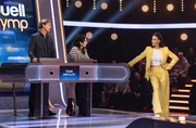Moderatorin Esther Sedlaczek (r.) mit den Kandidat:innen des Teams "Der Alte": Schauspieler Thomas Heinze (l.) und Schauspielerin Stephanie Stumph (2.v.l.).