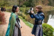 L-R: Princess Vicki (Greta Lee) und Prince Chauncley (Daniel Radcliffe)