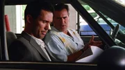 Michael (Jeffrey Donovan, l.) und sein bester Freund Sam (Bruce Campbell) schauen sich die frisch gestohlenen Unterlagen an. Ob die wichtigen Dokumente Licht in die Ermittlungen bringen?