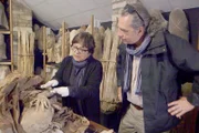 Die peruanische Archäologin Sonia Guillén zeigt Peter Eeckhout eine der über 200 außerordentlich gut erhaltenen Mumien, die 1997 in mehreren Mausoleen nahe des Kondorsees entdeckt wurden und heute im Museum von Leymebamba aufbewahrt werden.