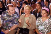 Nach dem Versöhnungsversuch ihrer Männer, kann Rita (Gaby Köster, M.) sich nun doch um Gisi (Franziska Traub, r.) und Bernie (Georg Alfred Wittner) kümmern, die nach einem gemeinsamen Besuch beim Metzgerball, auf dem sich Bernie als begnadeter Tänzer entpuppt hat, ein merkwürdig gestörtes Verhältnis haben.