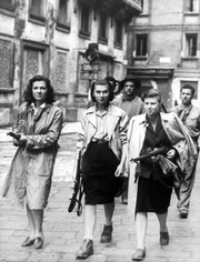 Bewaffnete weibliche Partisanen patrouillieren in den Straßen von Mailand auf der Suche nach Faschisten. Die Widerstandsbewegung Resistenza ist seit Ende 1943 in Italien aktiv, im April 1945 gehörten ihr über 250.000 Partisanen an.