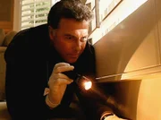 Eine Frau ist verschwunden. In ihrer Wohnung sucht Gil (William Petersen) nach Spuren und findet einen Zahn. Für den Ermittler ist klar: Portia Richman ist tot - doch wo ist ihre Leiche?