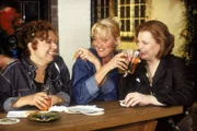 Nach den häuslichen Auseinandersetzungen beschließt Rita (Gaby Köster, M.), der heimischen Hölle für einen Abend zu entfliehen. Sie schließt sich Gisi (Franziska Traub, l.) und Helga (Hella von Sinnen) an, die einen 'Frauenabend' planen. Der Abend nimmt einen abenteuerlichen Verlauf...