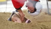Kopfüber versucht Florian (Jo Weil) die bewusstlose Esther (Beatrix Wipplinger) aus dem Sand zu ziehen.