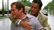 In letzter Sekunde kann Michael (Jeffrey Donovan, r.) Kenny (David Barry Gray) vor einem fahrenden Auto retten.