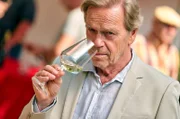 Ein Hoch auf die neue Weinkönigin! Bruno Wader (Jürgen Heinrich) ist ein stolzer Vater.