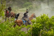 Edo Wonderland & Kamakura, Japan: Einige der kaiserlichen Soldaten reiten in die Schlacht und schlagen mit ihren Schwertern zu. Im Frühjahr 1333 bereiten sich die Samurai des Kaisers auf eine Landung am Strand von Kamakura und einen Frontalangriff auf die Hojos vor.