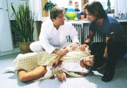 Dr. Stefan Frank (Sigmar Solbach, li.) und Nick (Marco Girnth) finden im Krankenzimmer die schwer verletzte Simone (Yvonne de Bark) vor.