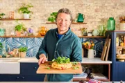 Jamie Oliver mit einer Tortilla frittata.