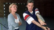 Dr. Schmidt (Walter Sittler) zeigt Nikola (Mariele Millowitsch), wie man einen Badminton-Schläger hält.