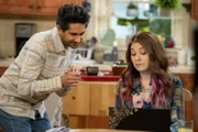 Al (Adhir Kalyan, l.); Lizzie (Elizabeth Alderfer, r.)