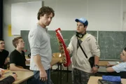 Der türkische Schüler Ahmed (Farbod Borhanazad) macht Stefan (Hendrik Duryn, l.) klar, dass der zum Beten die Klasse verlassen will.