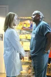 Ein kleines Pläuschchen: Turk (Donald Faison, r.) und Julie (Heather Locklear, l.) ...