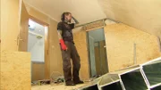 Auch Punkrocker träumen von den eigenen vier Wänden. Deshalb hat sich Chris in Bebra, unweit von Kassel, ein Haus gekauft.