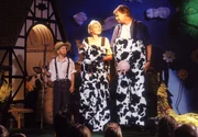 Dank Rita (Gaby Köster) ist die Schulaufführung ihres Sohns Markus (Marius Theobald, l.) doch noch ein Erfolg geworden. Sie ist kurzfristig für Opa Kruse eingesprungen, der sich mal wieder mit seinem Sohn Horst (Frank Vockroth) gestritten hat.