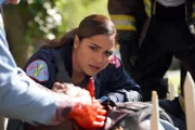 Chicago Fire Staffel 6 Folge 8 Sie versorgt einen Schwerverletzten: Monica Raymund als Gabriela