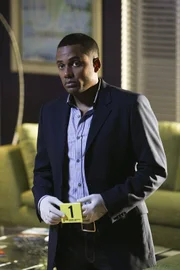 Was hat sich in dem Apartment abgespielt? Dr. Sheldon Hawkes sucht nach möglichen Spuren am Tatort.