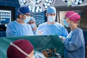 Bei Giovannas letztem Sturz wurde der Schädel leicht eingedrückt. Um Folgeschäden zu vermeiden, müssen Dr. Ahrend, Elias und Julia operieren. V.l.n.r. Elias Bähr (Stefan Ruppe), Dr. Niklas Ahrend (Roy Peter Link), Giovanna Pellegrini (Cristina Do Rego), Julia Berger (Mirka Pigulla).