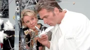 Nikola (Mariele Millowitsch) erzählt Dr. Schmidt (Walter Sittler), dass das Kunstwerk eine Fälschung ist. Sollte sich Dr. Schmidt in der Galeristin Nadja Gerling getäuscht haben?