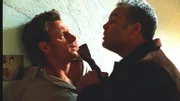 Gorens (Vincent D'Onofrio, l.) drogensüchtiger Bruder Frank (Tony Goldwyn) bittet ihn um Hilfe: Sein Sohn wurde wegen Drogenbesitzes verurteilt. Frank beteuert jedoch, dass dieser unschuldig sei.